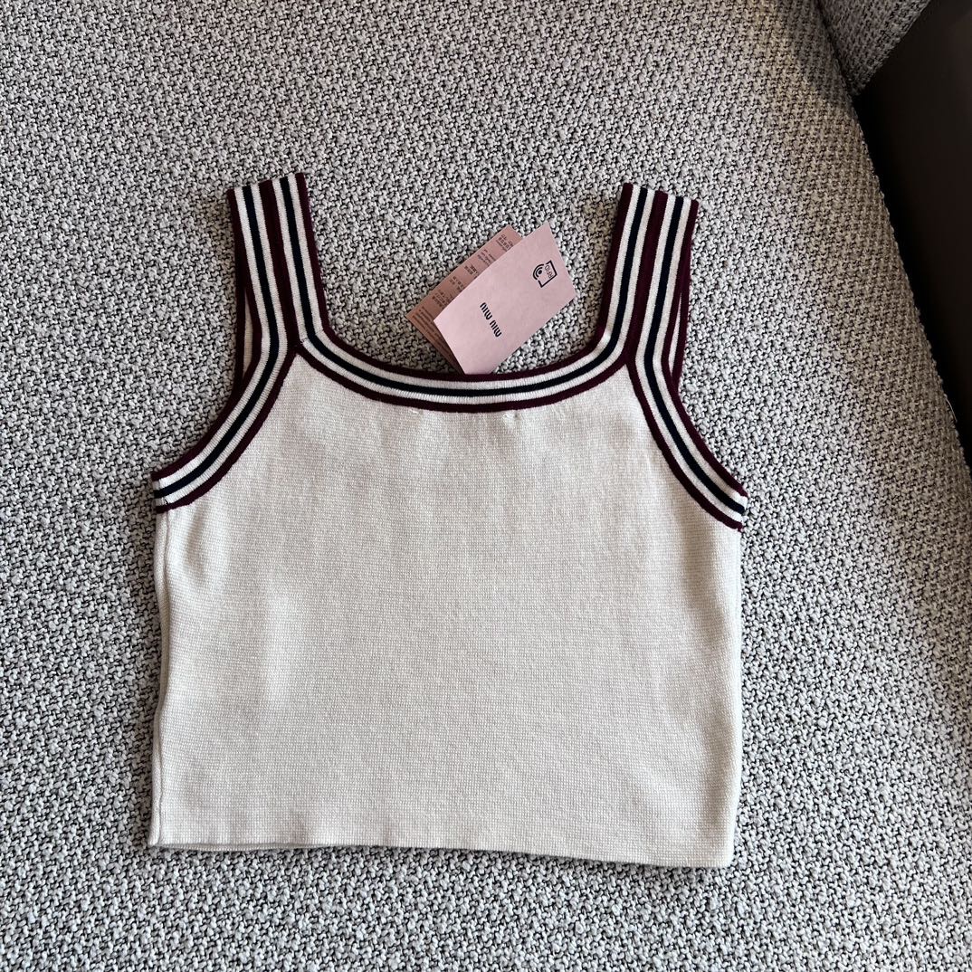 MM Knitted short vest
