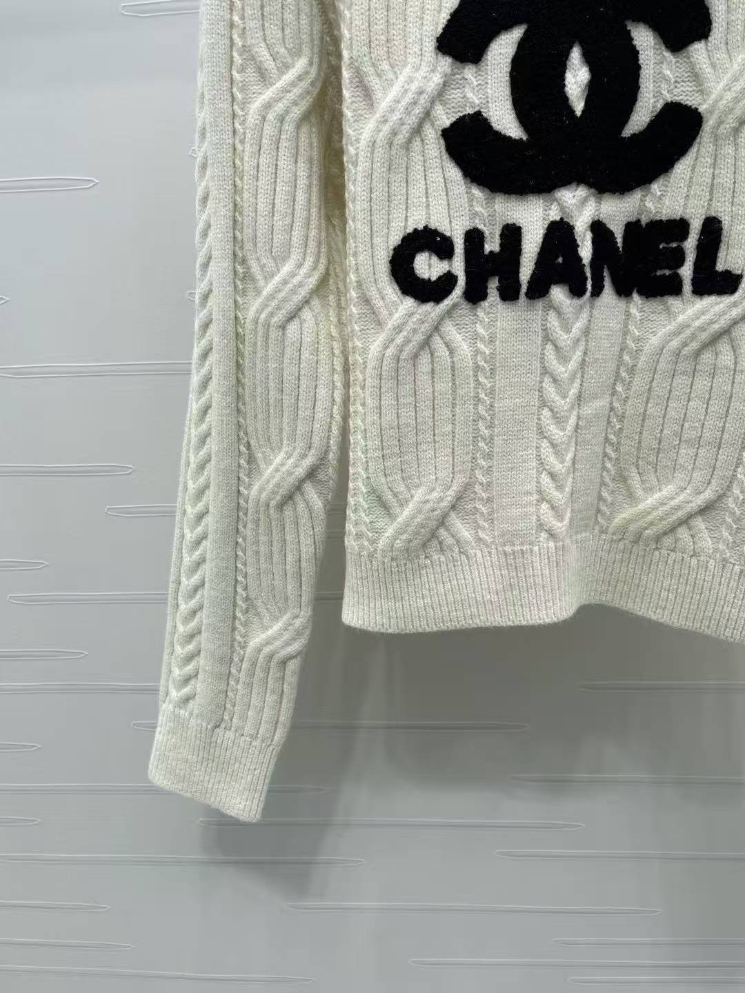 CC 26SS Round-neck knitted sweater with logo