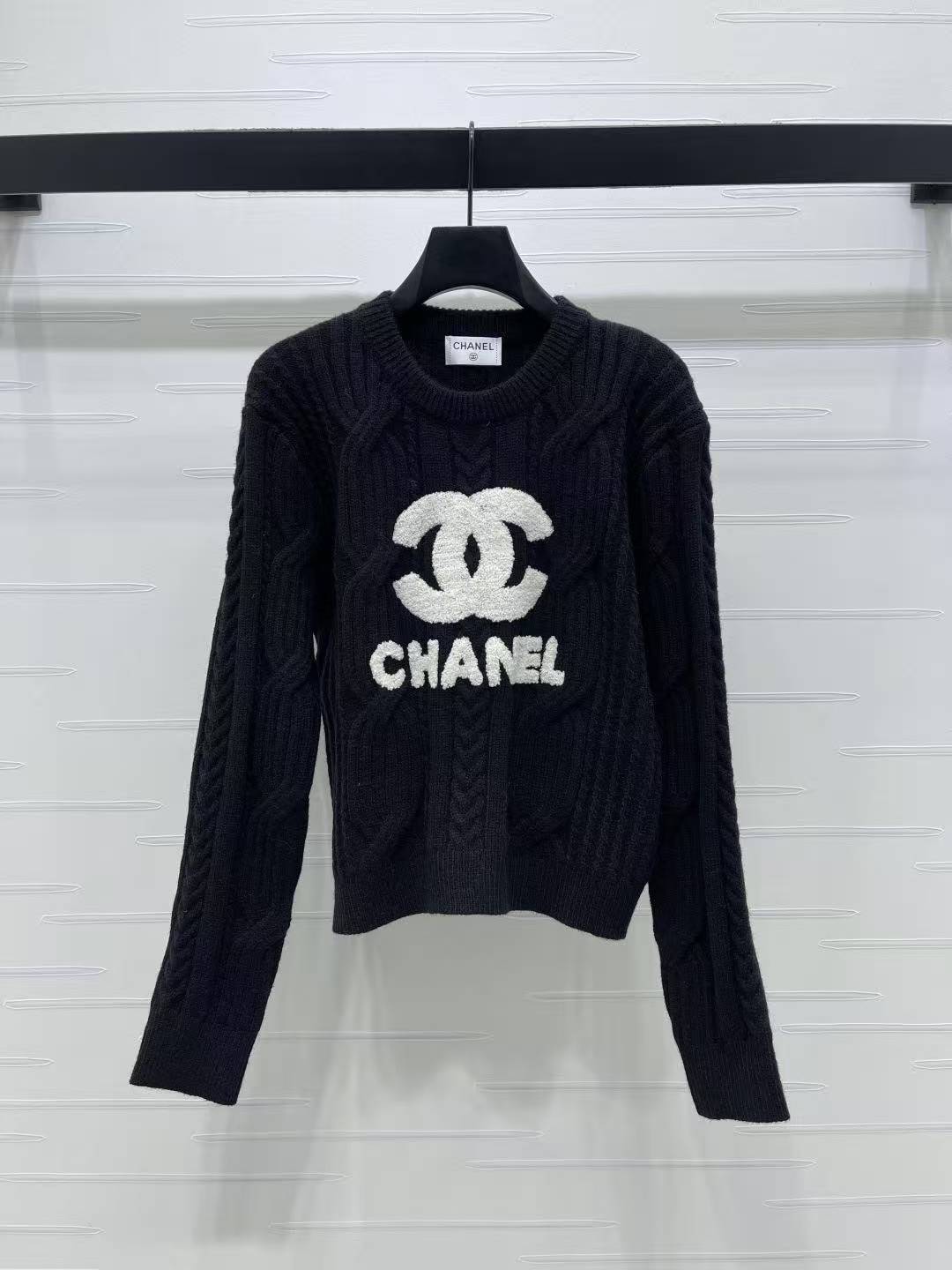 CC 26SS Round-neck knitted sweater with logo