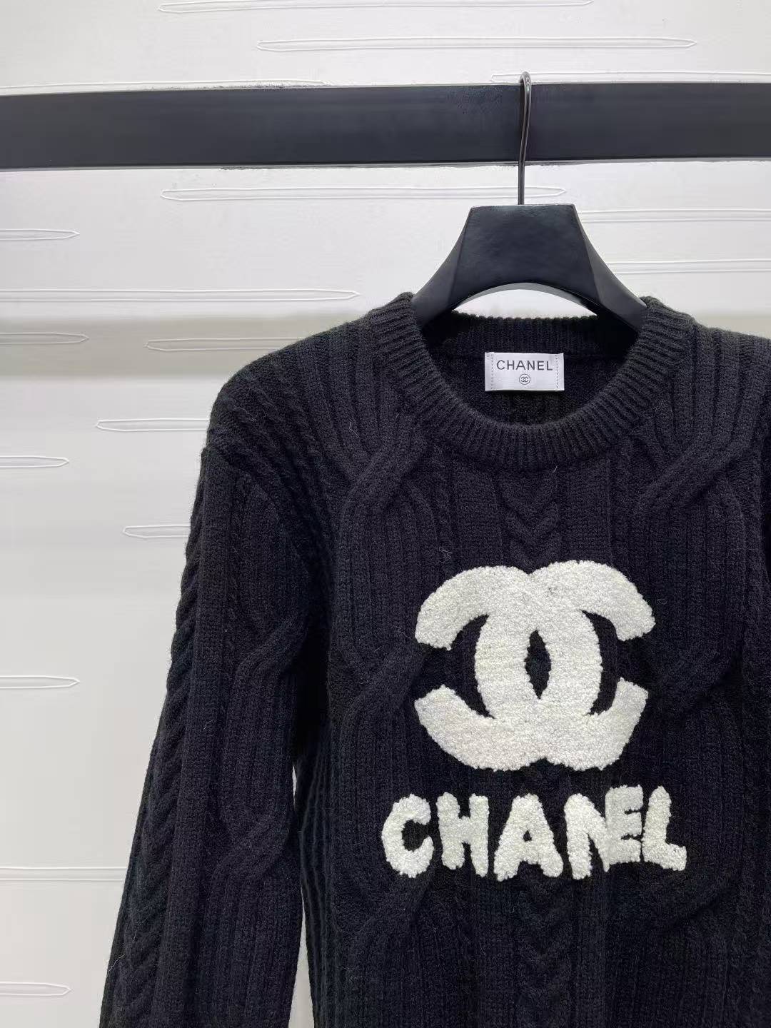 CC 26SS Round-neck knitted sweater with logo