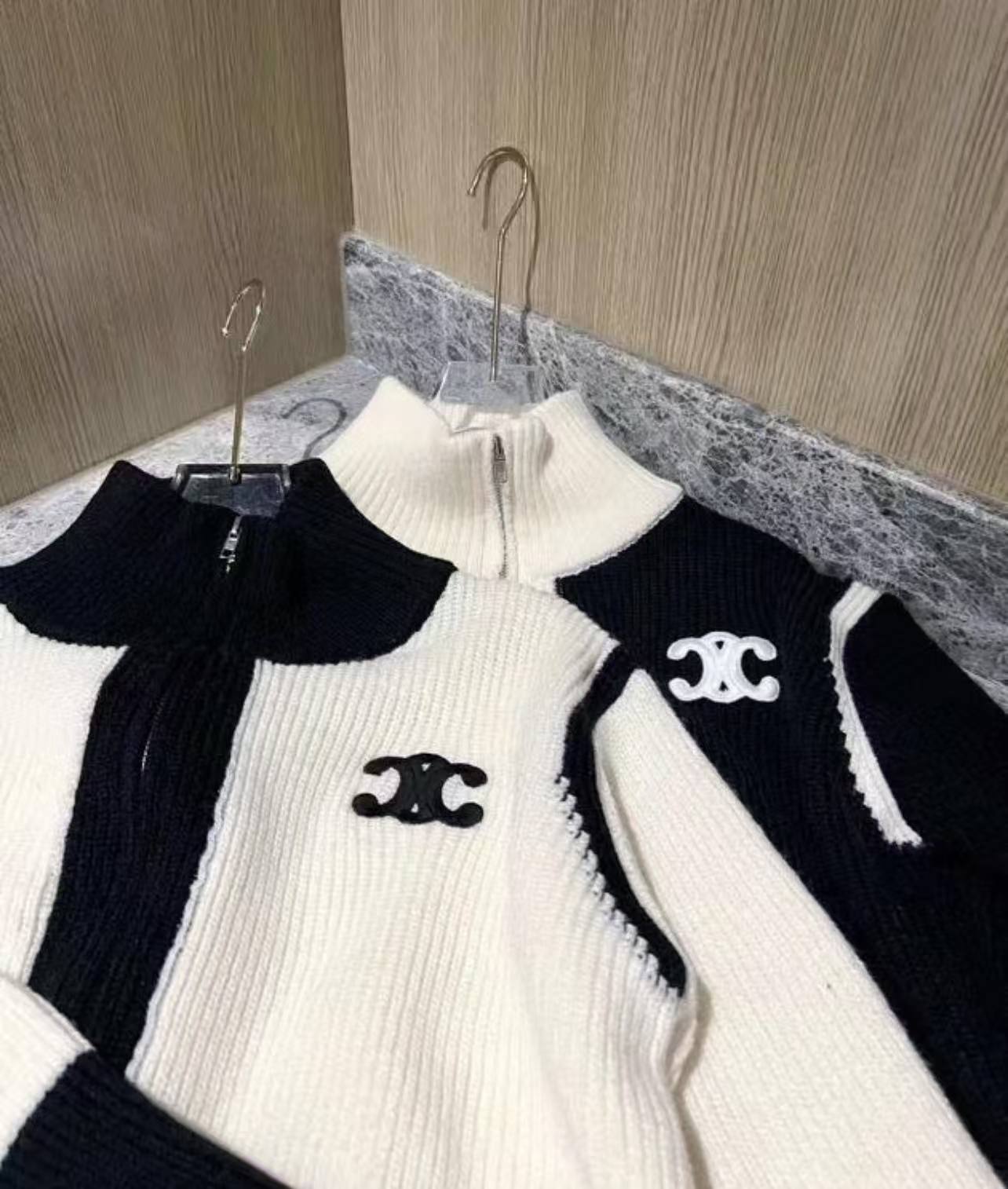 CL Triumphal Gate contrast-colored knitted cardigan