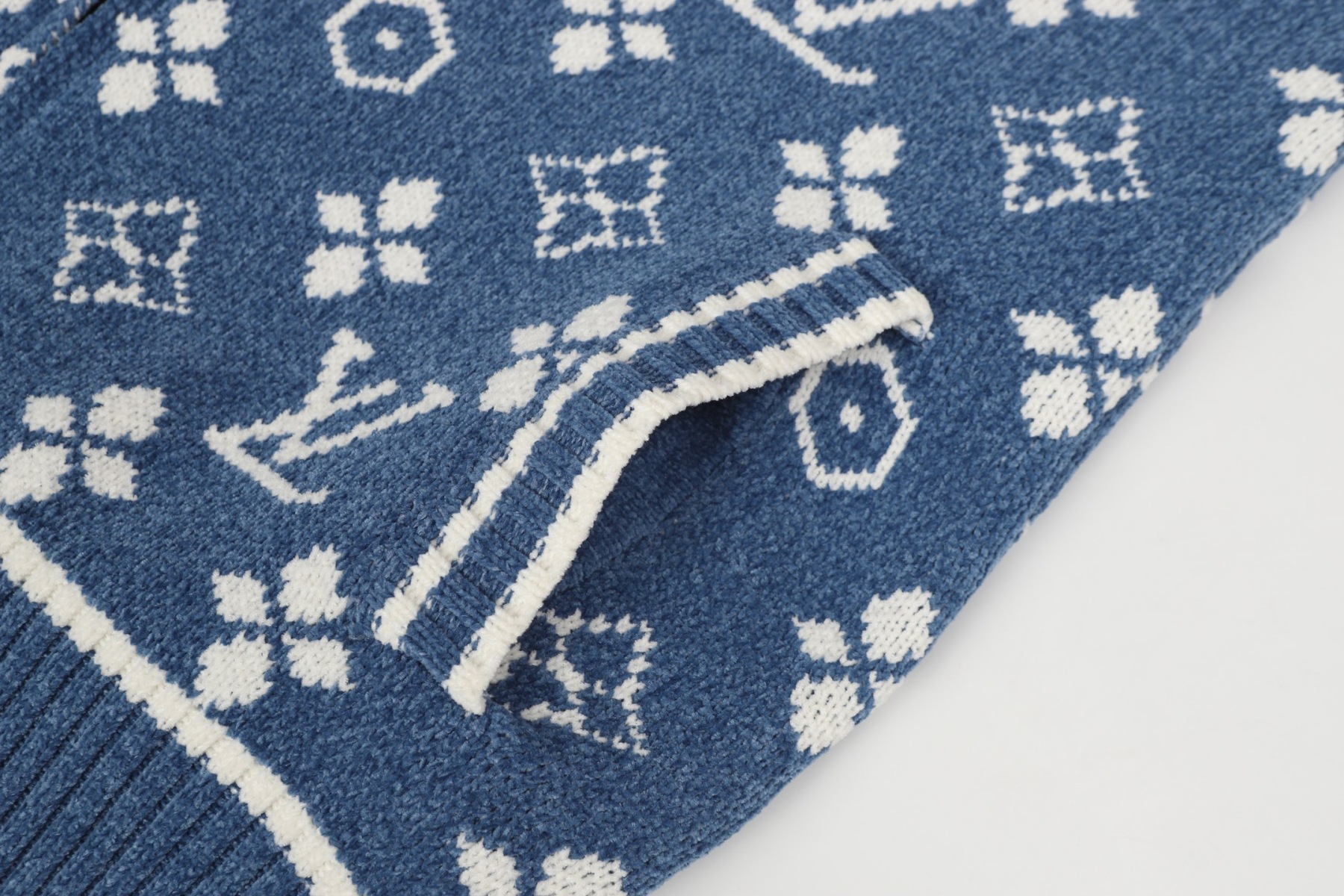 1V Knitted stand collar cardigan