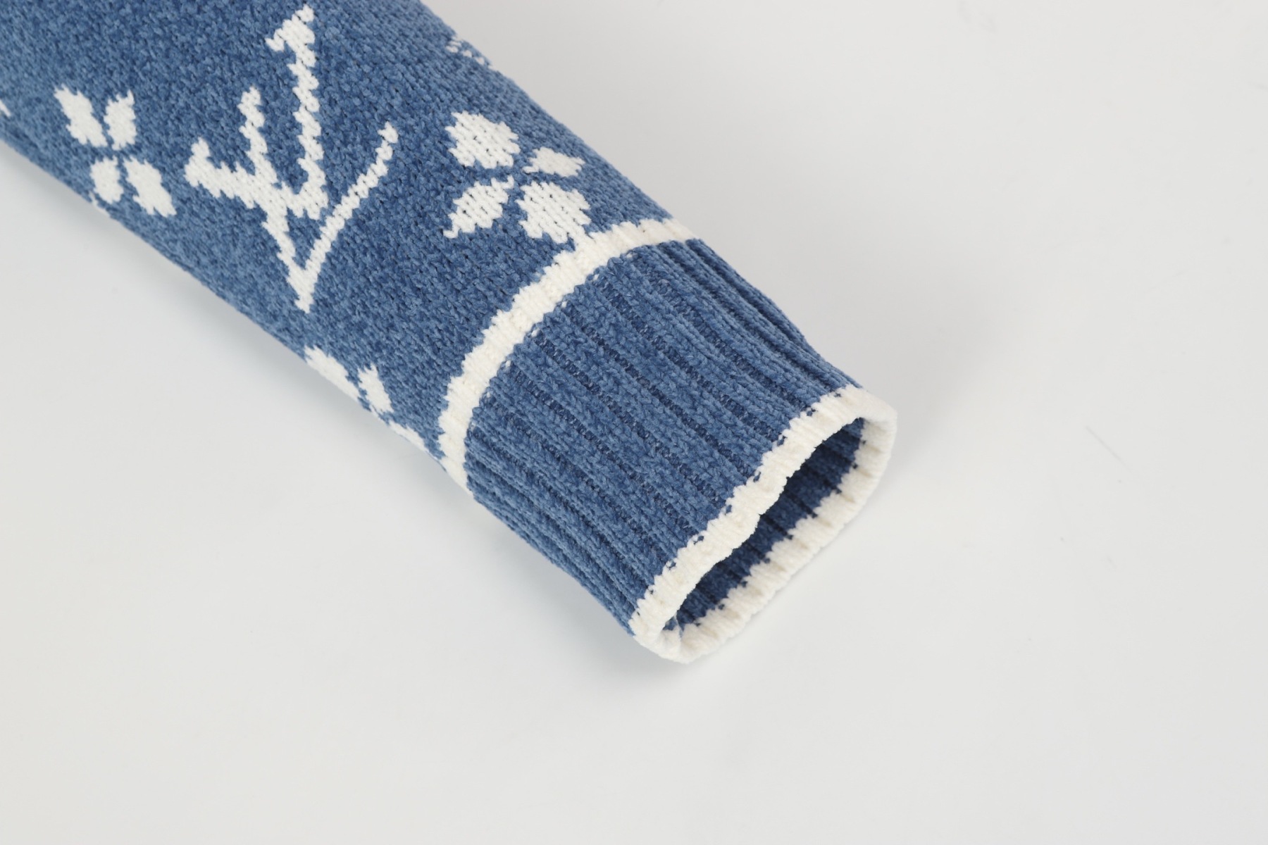 1V Knitted stand collar cardigan