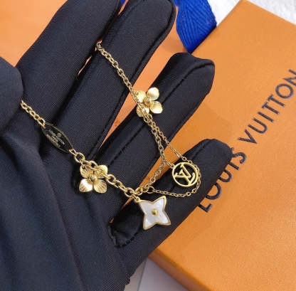Women‘s Fashion High-End Letter Bracelet