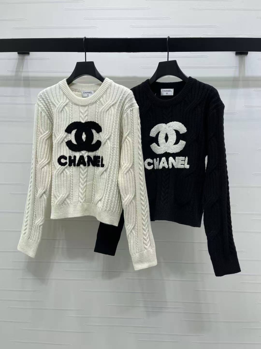 CC 26SS Round-neck knitted sweater with logo