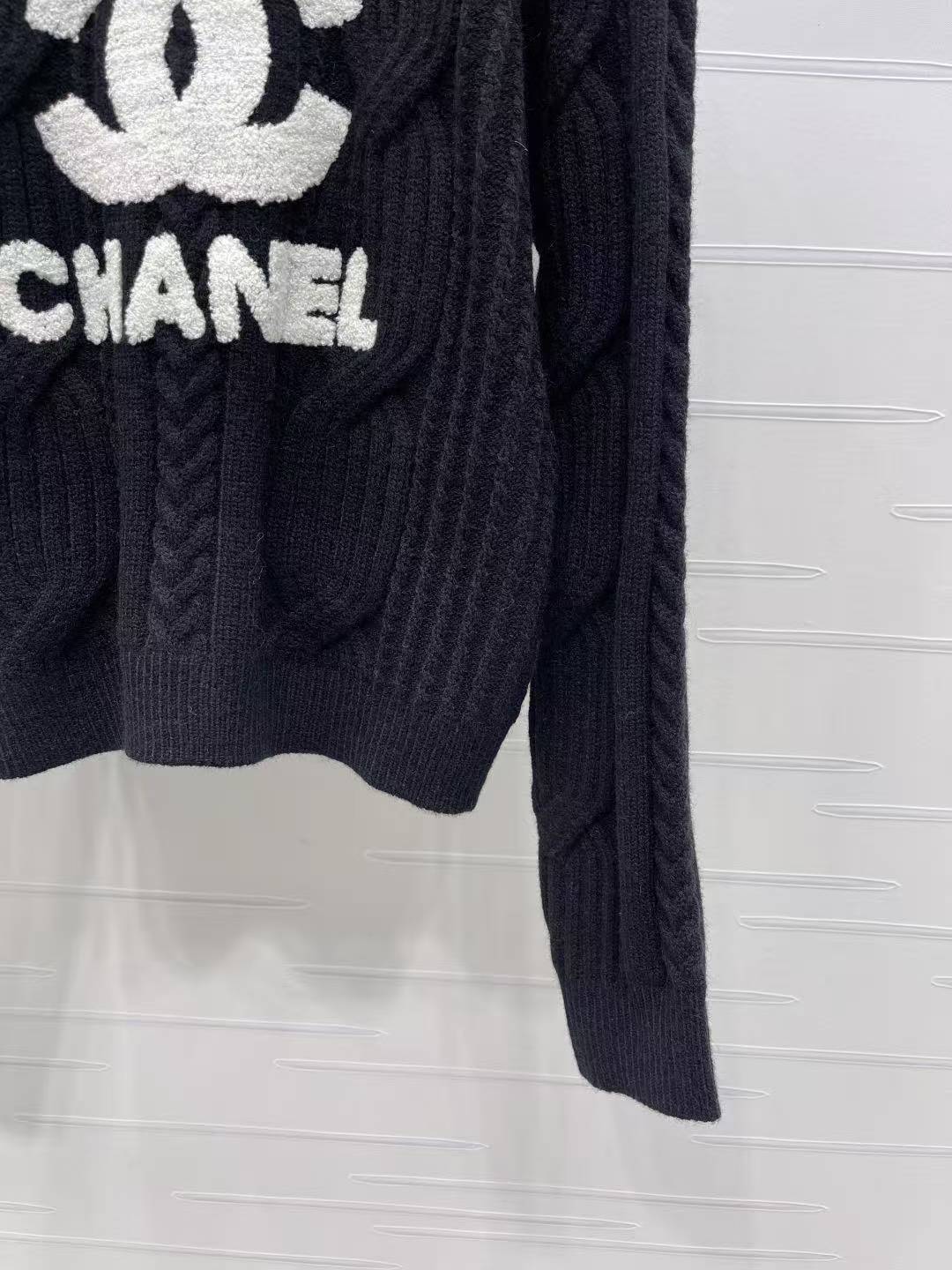 CC 26SS Round-neck knitted sweater with logo