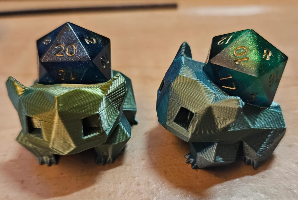 Bulbasaur D20 Dice Guardian + Mystery D20 (Random Color)