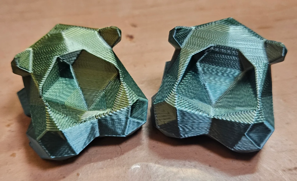 Bulbasaur D20 Dice Guardian + Mystery D20 (Random Color)