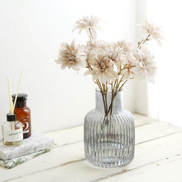 Einfache mittelgroße Vase aus mattiertem Klarglas