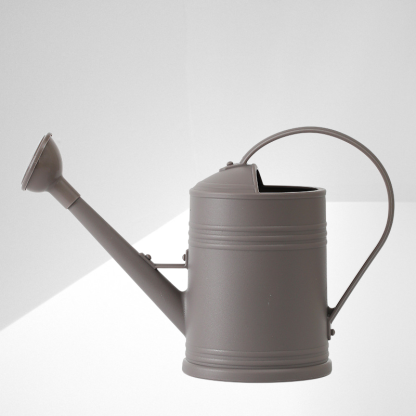 Gartenarbeit und landwirtschaft bewässerung artefakt gießkanne