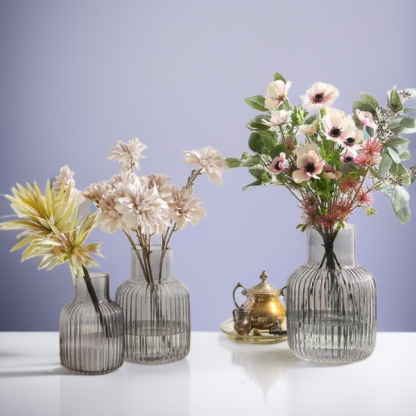 Einfache mittelgroße Vase aus mattiertem Klarglas