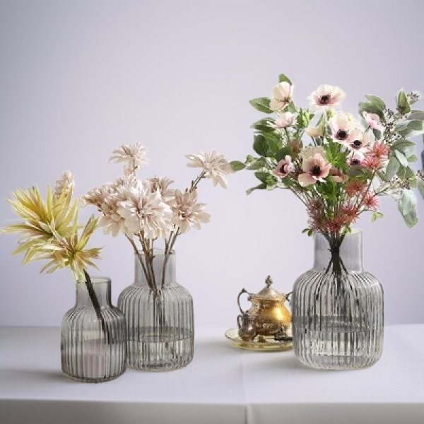 Einfache mittelgroße Vase aus mattiertem Klarglas