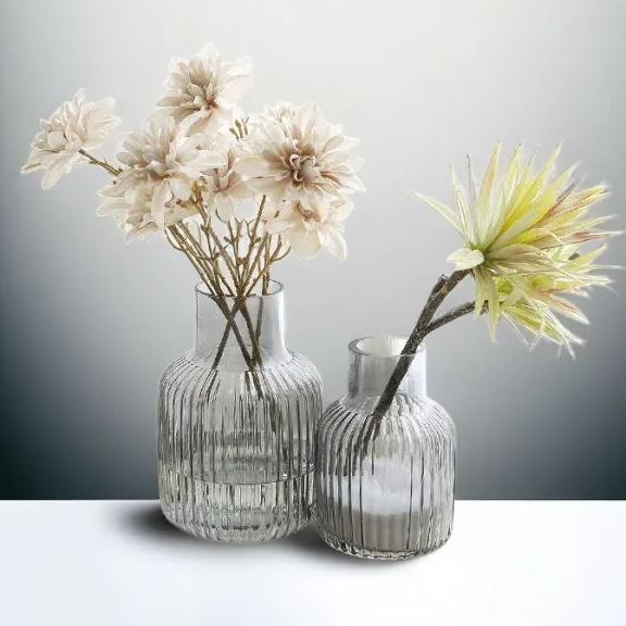 Einfache mittelgroße Vase aus mattiertem Klarglas