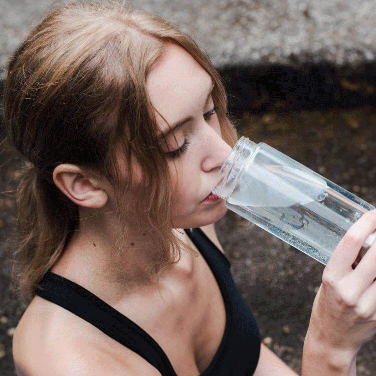 tasse d'eau riche en hydrogène