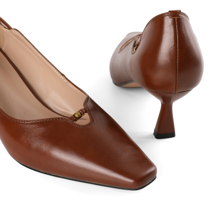 SAMMITOP 2.5 Inch Comfortable Elegant Office Work Dress Pumps Detail of faux leather texture and metallic embellishment

