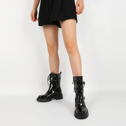 Model wearing SAMMITOP combat boots with for a casual streetwear look