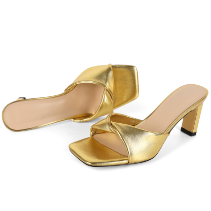  Close-up of the twisted strap texture and metallic shine