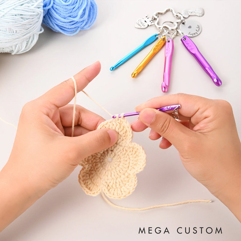 Personalized Crochet Queen Colorful Portable Mini Crochet Hooks Keychain with Engraved Text Outdoor Essentials Birthday Gift for Women Craft Lovers