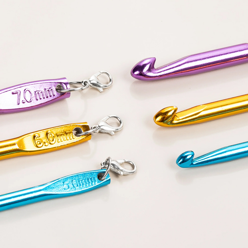 Personalized Crochet Queen Colorful Portable Mini Crochet Hooks Keychain with Engraved Text Outdoor Essentials Birthday Gift for Women Craft Lovers
