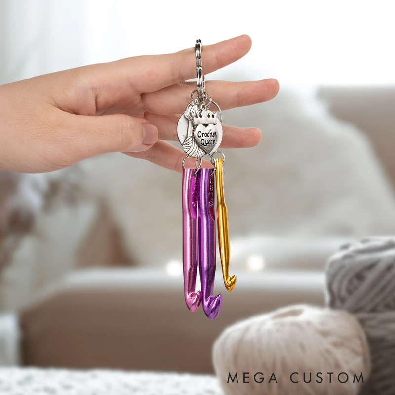 Personalized Crochet Queen Colorful Portable Mini Crochet Hooks Keychain with Engraved Text Outdoor Essentials Birthday Gift for Women Craft Lovers