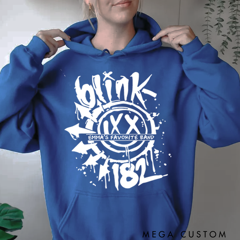 Personalized Classic Hoodies Bold Graffiti Smiley Face Graphic T Shirt Perfect for Pop Punk and Alternative Rock Fans Hoodie