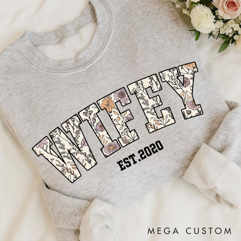 Personalized Wildflowers Wifey Sweatshirt Floral Sweatshirt for Couples Valentine Anniversary Gift Top Sweatshirt for Wife