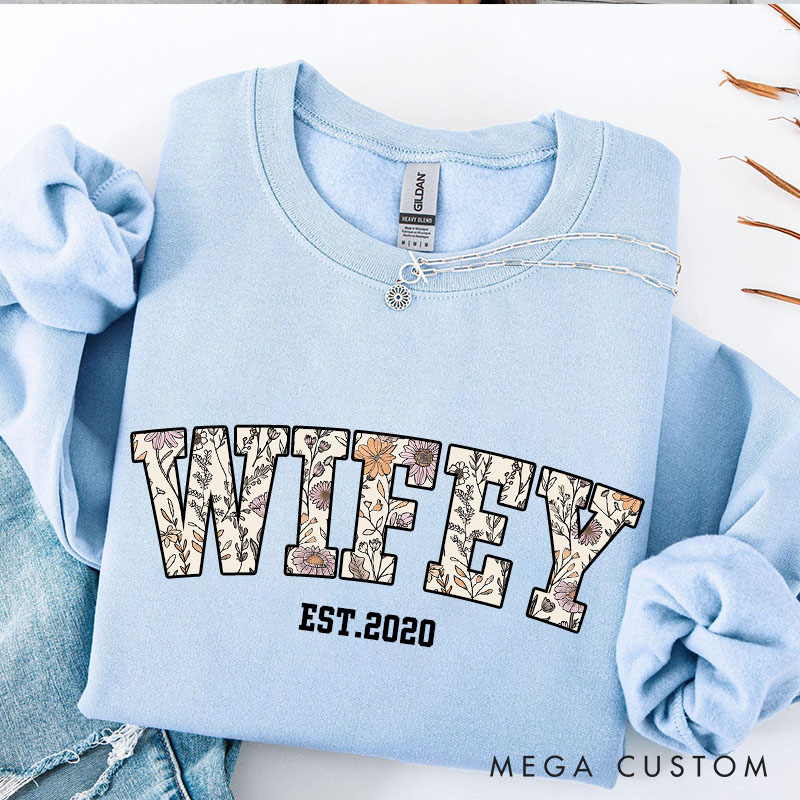 Personalized Wildflowers Wifey Sweatshirt Floral Sweatshirt for Couples Valentine Anniversary Gift Top Sweatshirt for Wife