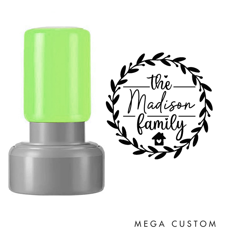Personalized Round Housewarming Stamp Custom Family Name Wreath Design Decorative Stamp with Home Icon for New Homeowners Keepsakes