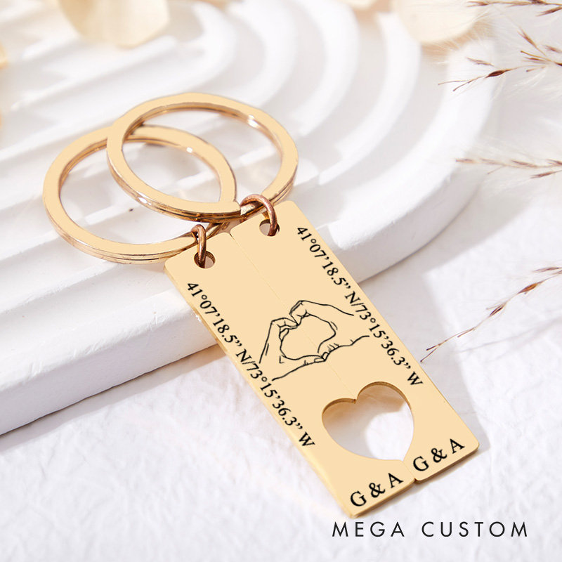 Personalized Couple Hand-heart 2pcs Matching Keychain Newlyweds Coordinates Heart Keyring Valentine's Day Gift for Boyfriend Girlfriend Husband Wife