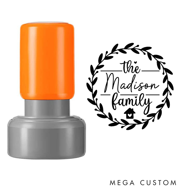 Personalized Round Housewarming Stamp Custom Family Name Wreath Design Decorative Stamp with Home Icon for New Homeowners Keepsakes