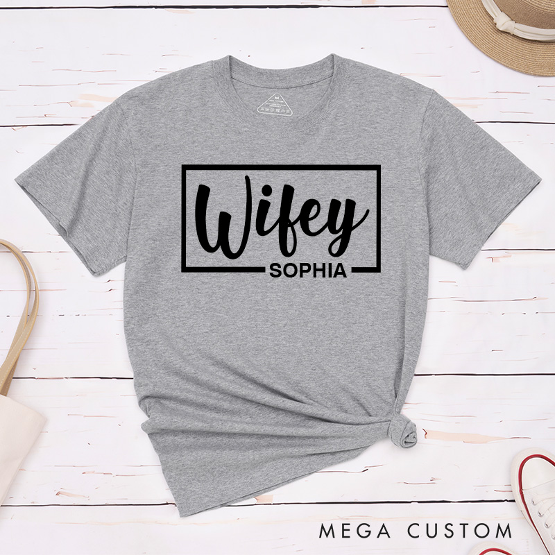 Personalized Couple Minimalist Hubby and Wifey Matching T-Shirt with Name Valentine's Day T-Shirt for Husband Wife Boyfriend Girlfriend Gift