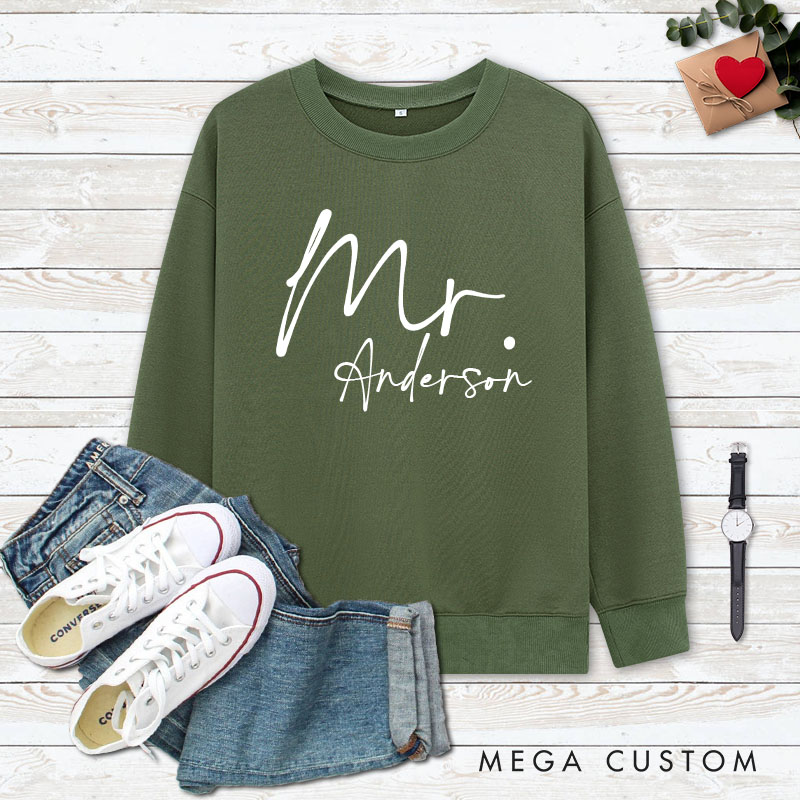Personalized Couple Minimalist Mr. and Mrs. Matching Sweatshirt with Name Couple Valentine’s Day Sweatshirt for Husband Wife Hubby Wifey