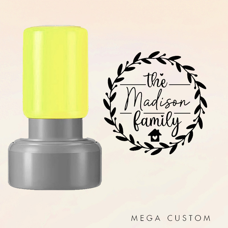 Personalized Round Housewarming Stamp Custom Family Name Wreath Design Decorative Stamp with Home Icon for New Homeowners Keepsakes