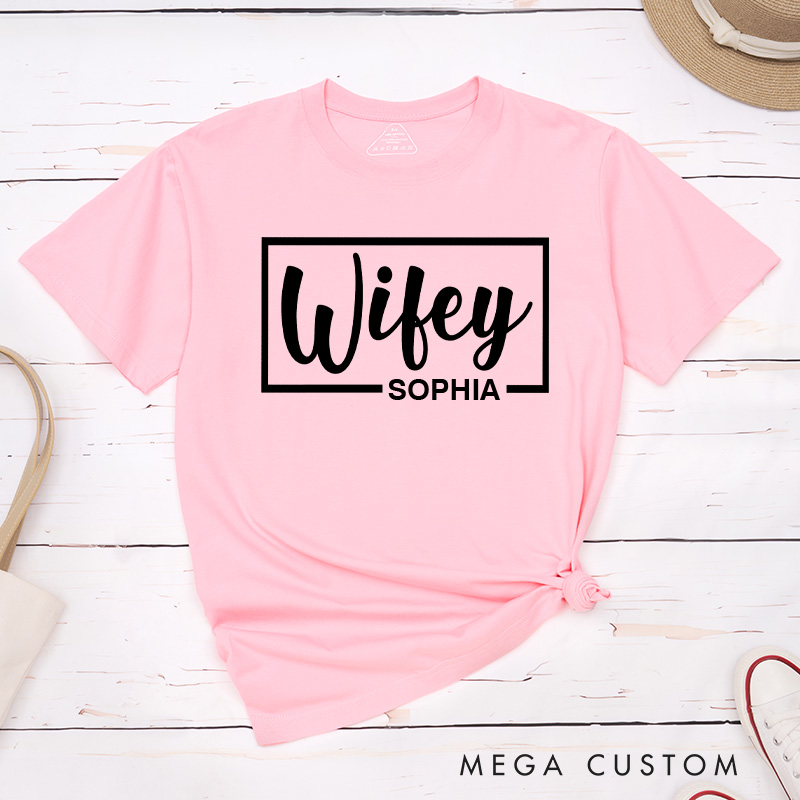 Personalized Couple Minimalist Hubby and Wifey Matching T-Shirt with Name Valentine's Day T-Shirt for Husband Wife Boyfriend Girlfriend Gift