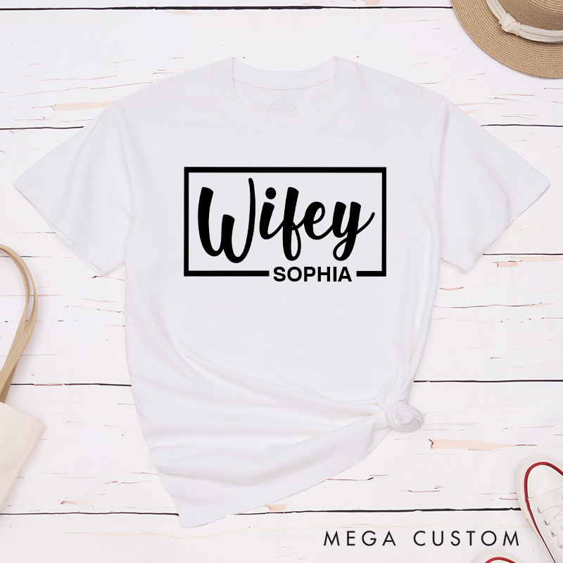 Personalized Couple Minimalist Hubby and Wifey Matching T-Shirt with Name Valentine's Day T-Shirt for Husband Wife Boyfriend Girlfriend Gift