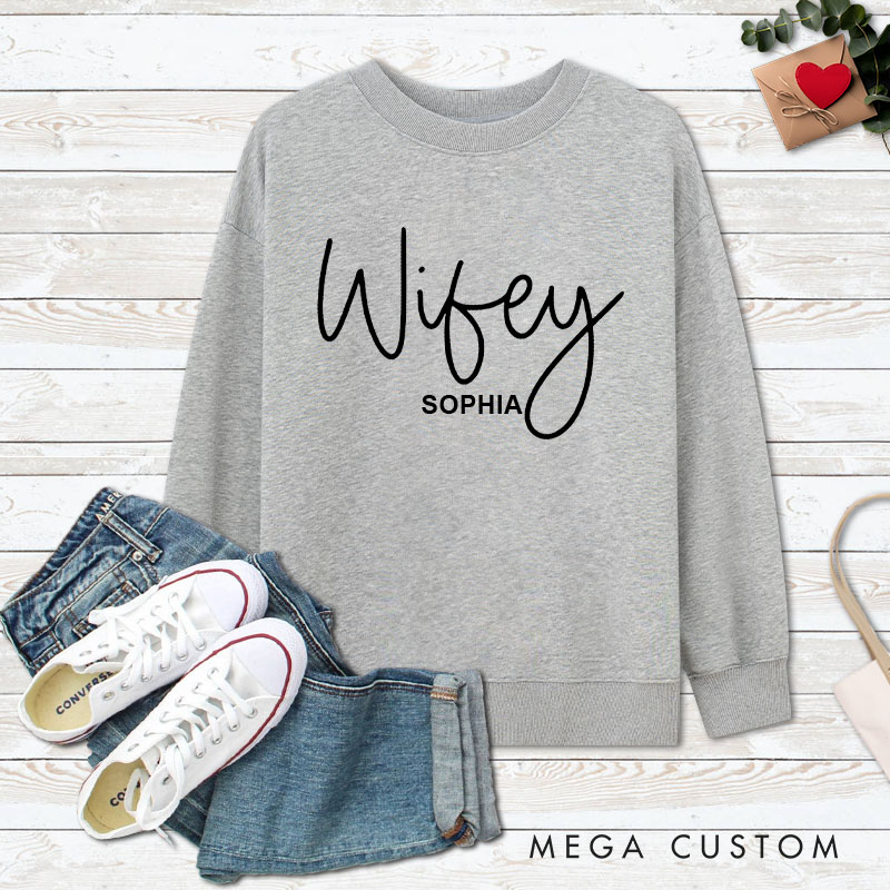 Personalized Couple Adorable Hubby and Wifey Matching Sweatshirt with Name Couple Valentine’s Day Sweatshirt for Husband Wife Hubby Wifey