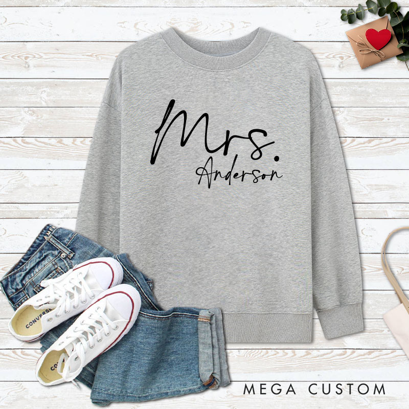Personalized Couple Minimalist Mr. and Mrs. Matching Sweatshirt with Name Couple Valentine’s Day Sweatshirt for Husband Wife Hubby Wifey