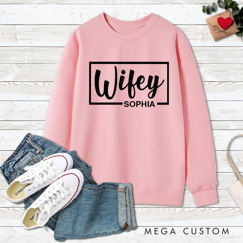 Personalized Couple Modern Hubby and Wifey Matching Sweatshirt with Name Couple Valentine’s Day Sweatshirt for Husband Wife Hubby Wifey