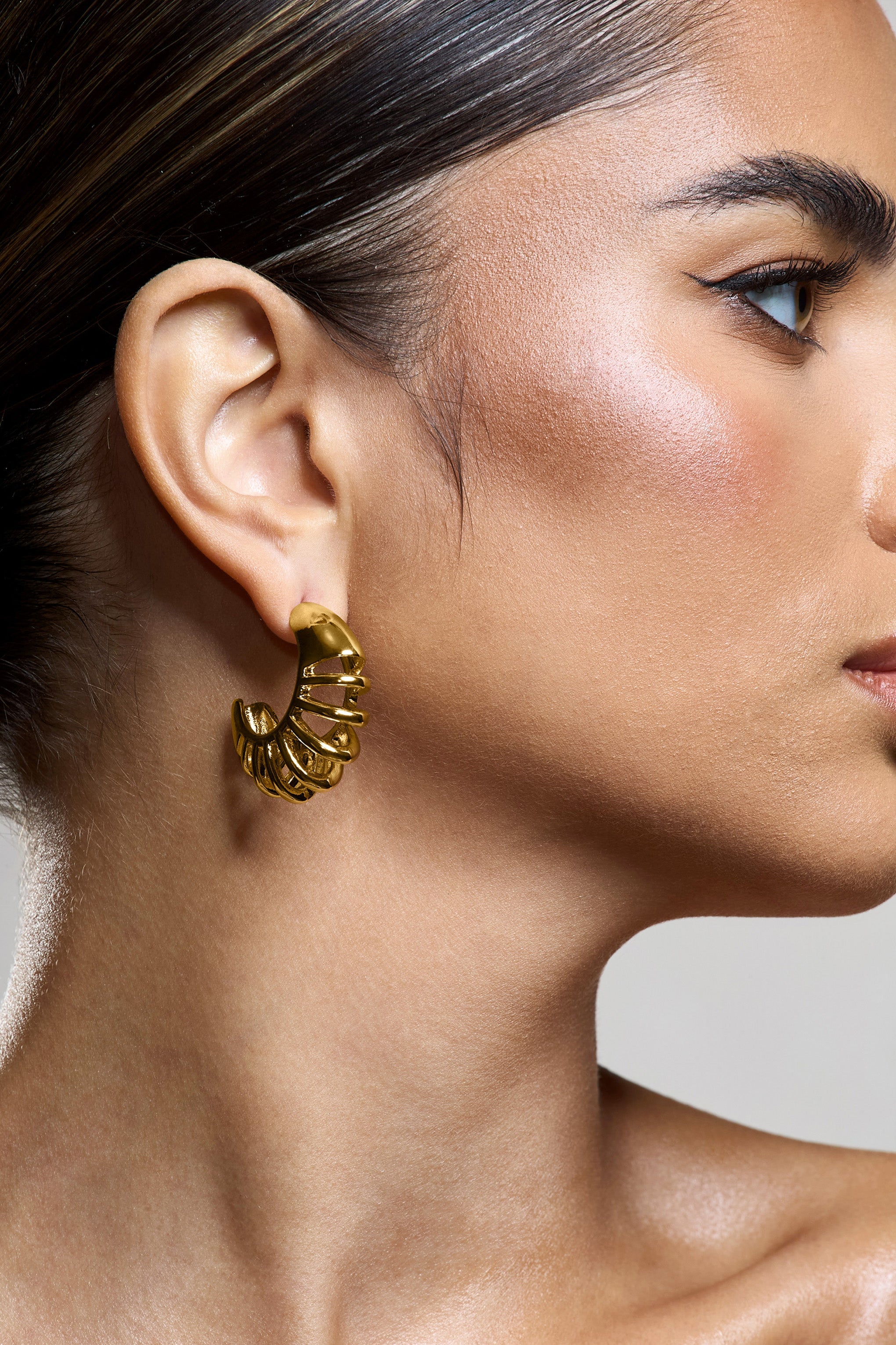 WB_CL134377007-ZephyrineGoldRibbedHoopEarrings5