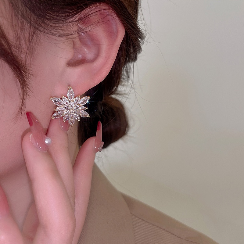 🎁 48% sleva na všechny produkty ! 💎 Třpytivé české křišťálové květinové náušnice 🌟