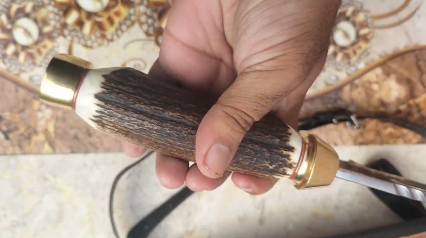 Ručně vyrobený nůž Bowie: leštěná ocelová čepel, rukojeť z jeleního parohu (kožené pouzdro)