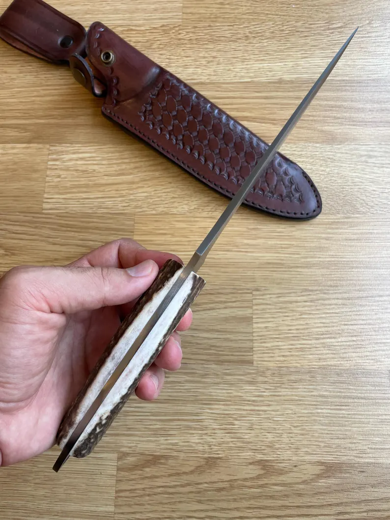 Ručno izrađeno od kovača - oštrica od ugljičnog čelika 1075, drška od jelenjeg roga - nož za kampiranje - lovački nož