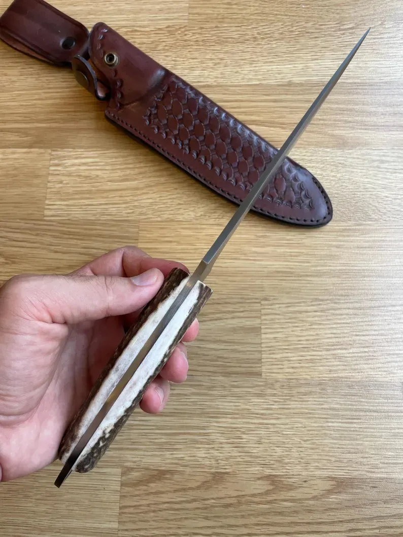 Ručno izrađeno od kovača - oštrica od ugljičnog čelika 1075, drška od jelenjeg roga - nož za kampiranje - lovački nož