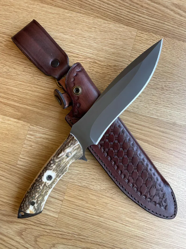 Ručno izrađeno od kovača - oštrica od ugljičnog čelika 1075, drška od jelenjeg roga - nož za kampiranje - lovački nož