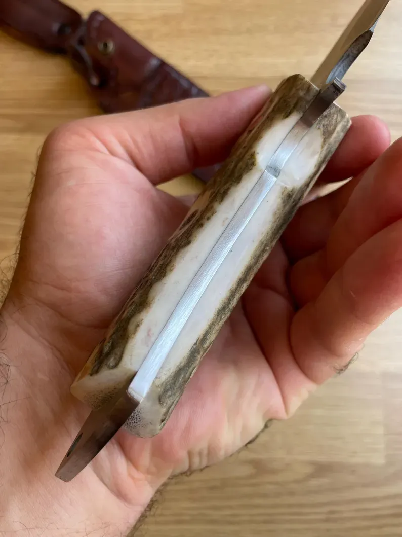 Ručno izrađeno od kovača - oštrica od ugljičnog čelika 1075, drška od jelenjeg roga - nož za kampiranje - lovački nož