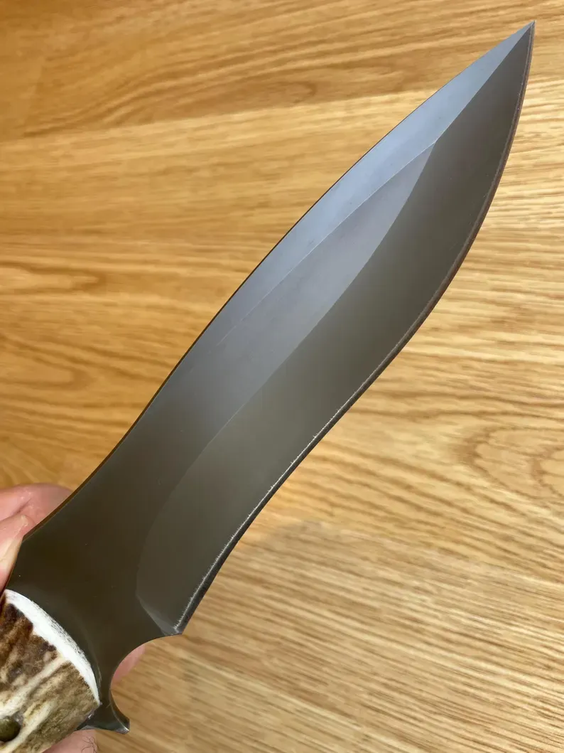 Ručno izrađeno od kovača - oštrica od ugljičnog čelika 1075, drška od jelenjeg roga - nož za kampiranje - lovački nož