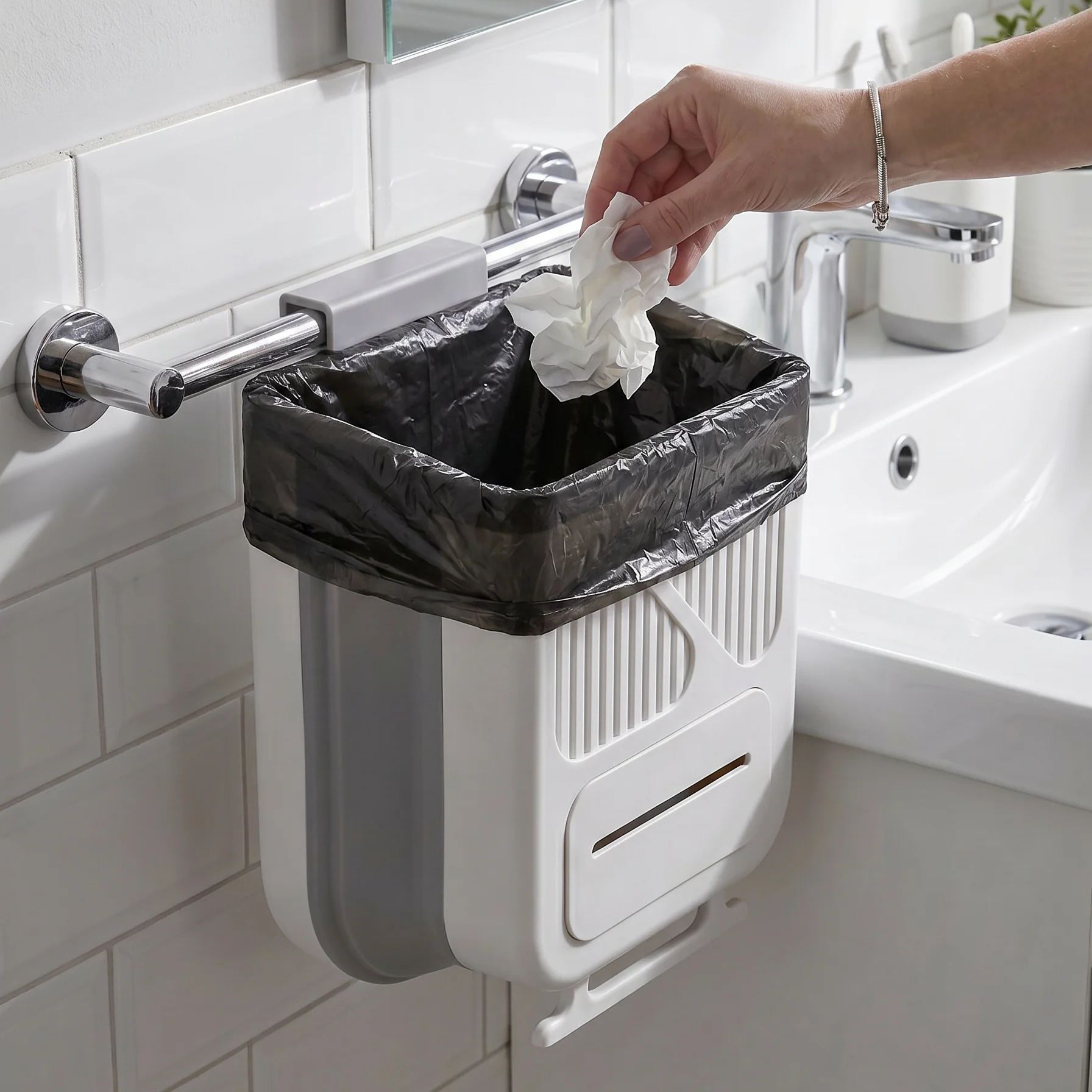🗑️No Drill Hanging Foldable Kitchen Trash Bin, Cabinet Door Mount Garbage Can for Food Waste, 7L