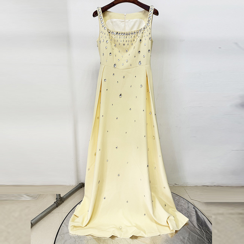 Elegant Burgundy Square Neck Evening Gown - Teardrop Crystal Embellished A-Line Formal Prom Dress 9008