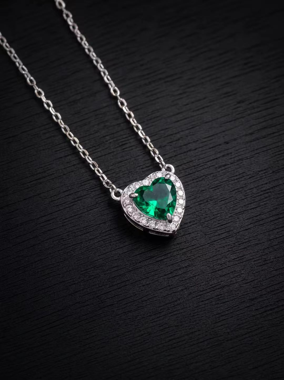 Emerald-Heart Brilliant Cut Necklace-Vivid Heart Treasures