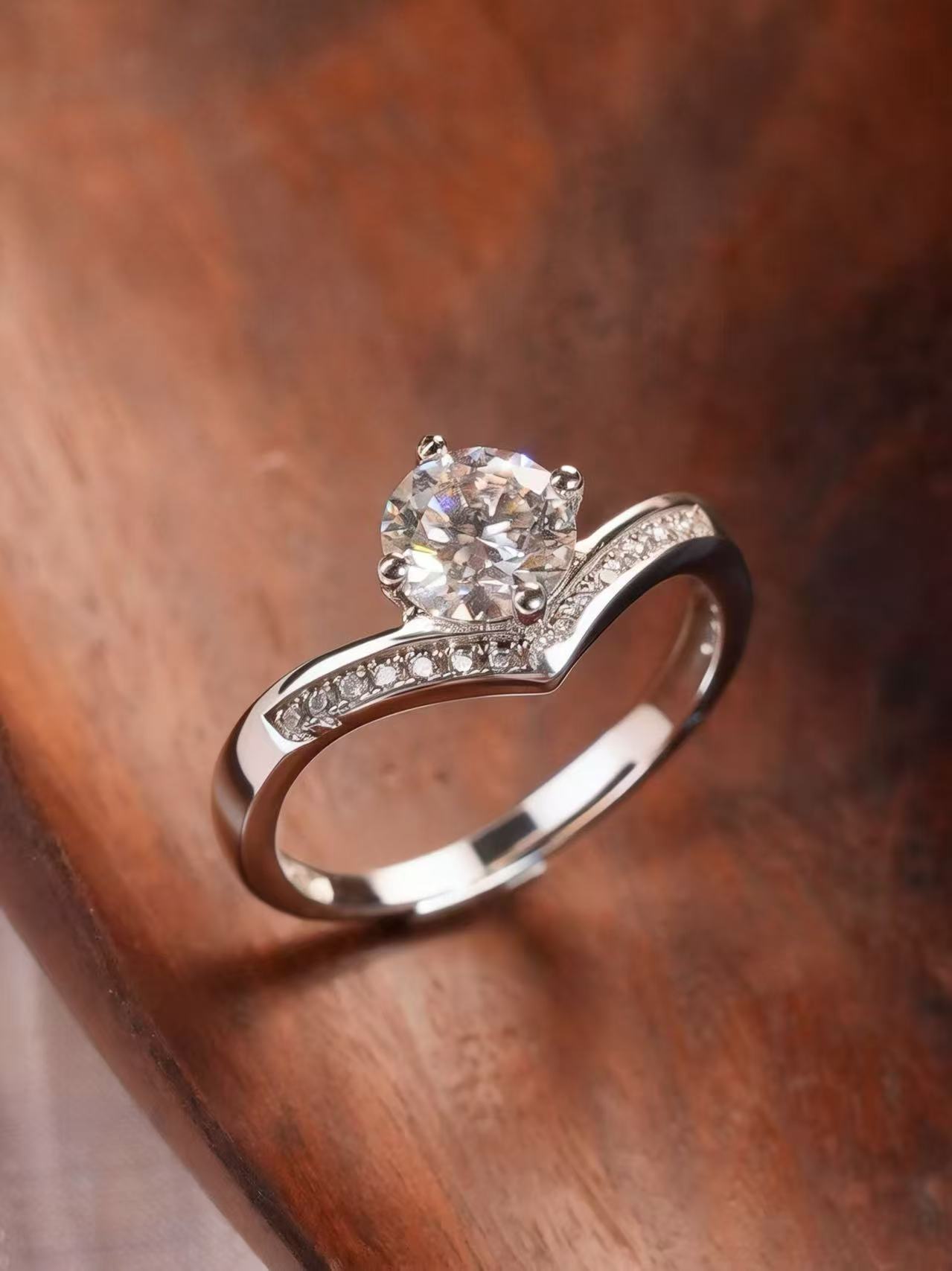 Round Brilliant Cut Moissanite Ring - Eternal Spark